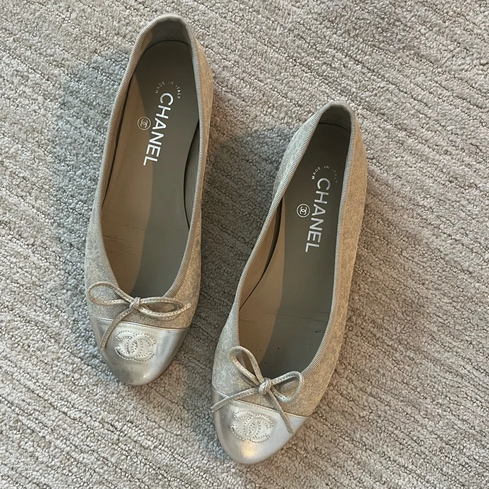 Chanel CC logo beige metallic suede ballet flats. Size 38.5 - Picture 3 of 14